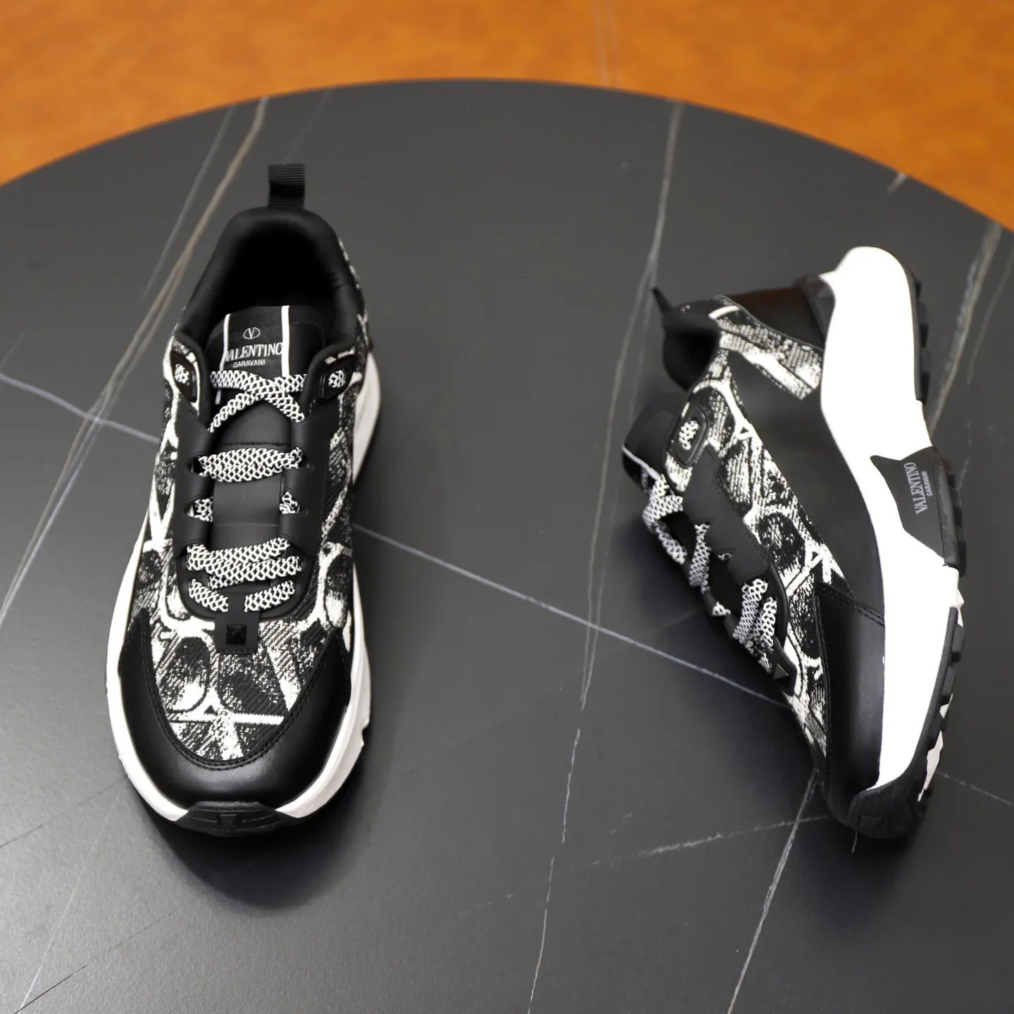 Ex-factory price: 520💰VALENTINO/Valentino Men's latest low-cut thick-soled sports shoes are shipped. Made with heavy industry, men's fine casual sports shoes, versatile style. Original leather, rubber lines embellished with geometric segmented uppers, hand-sewn with fine craftsmanship, novel and fashionable style, rubber soles with rivet details on the front and back, VALENTINO GARAVANI LOGO printed on the side, and Valentino Garavani decorative inlay on the tongue. Logo, comfortable, breathable and durable on the feet! Comes with full original packaging! Code number: 38-39-40-41-42-43-44 (45 can be customized)